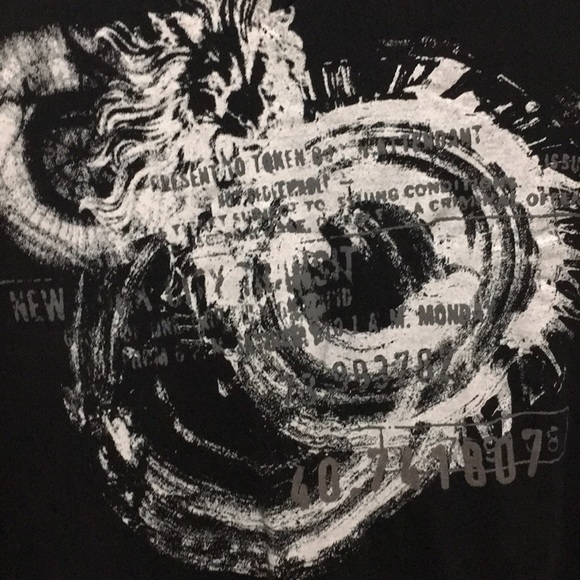 V- neck like new shirt - Picture 2 of 3